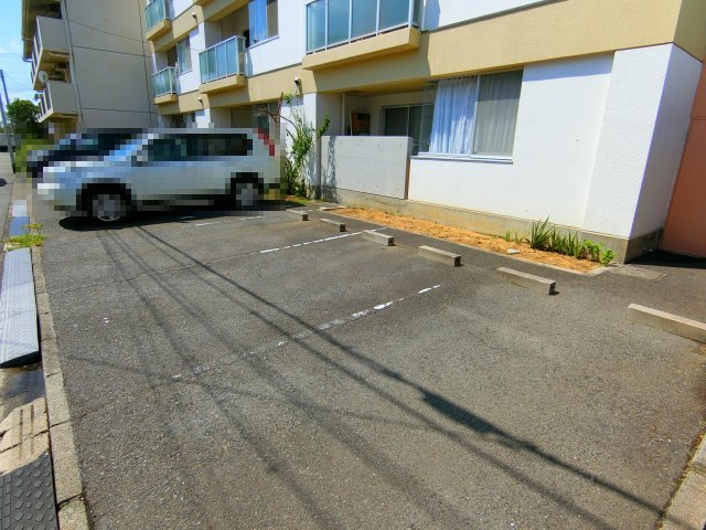 グリュンエルデみはらの駐車場