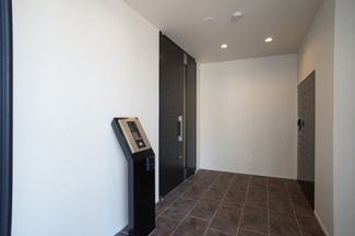 【その他共用部分】 | 風除室内のオートロック操作盤と郵便ポスト&宅配ボックスです