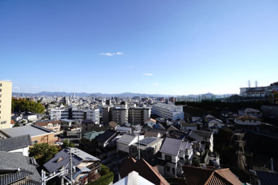 【展望】 | 【上質リノベ】サンシティ古江 | 【四季を感じる】
四季の移ろい・爽やかな青空や風を感じられ
自然を愉しめるパノラマビュー。
毎日の暮らしに余裕を感じさせてくれる、
遮る物の無い開放的な眺望を是非、ご堪能ください。