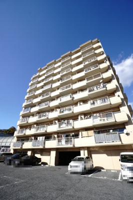 【外観】 | 【上質リノベ】サンシティ古江 | 【耐震性】
耐震性の高さを判断するポイントは、
建築確認申請日が1981年6月1日以降の
新耐震基準に適合しているかどうか。
震度６程度の大地震でも
建物が崩壊しないレベルが基準になりました。