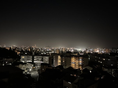 【展望】 | 【上質リノベ】サンシティ古江 | 【Night View】
物件からの夜の景色は、隠れ夜景スポットのよう。
お仕事から疲れて帰ってきて、この夜景を楽しめるのも
この立地ならでは。
もう少し早い時間のサンセット夜景もキレイかも。