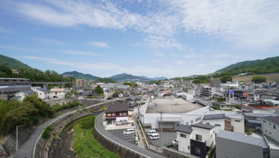 【展望】 | 【上質リノベ】シャルム新駅前 | 【四季を感じる】
四季の移ろい・爽やかな青空や風を感じられ
自然を愉しめるパノラマビュー。
毎日の暮らしに余裕を感じさせてくれる、
遮る物の無い開放的な眺望を是非、ご堪能ください。