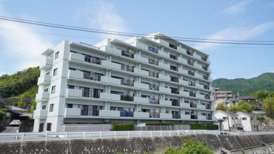 【外観】 | 【上質リノベ】シャルム新駅前 | 【耐震性】
耐震性の高さを判断するポイントは、
建築確認申請日が1981年6月1日以降の
新耐震基準に適合しているかどうか。
震度６程度の大地震でも
建物が崩壊しないレベルが基準になりました。