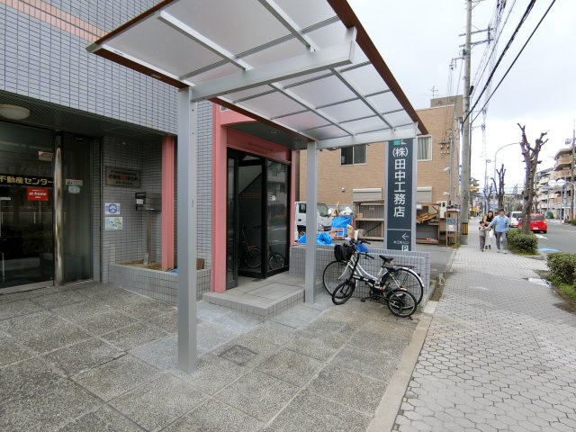 不動産センタービルの駐車場