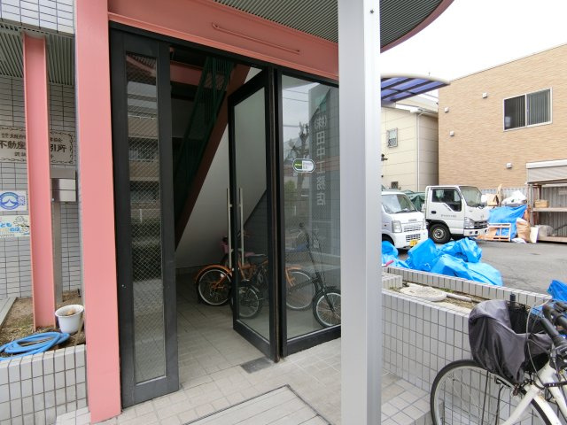 不動産センタービルのエントランス