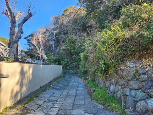 海見え！海まで11分！海と山を堪能できる売地の前面道路含む現地写真|画像、右側が対象地