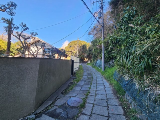 海見え！海まで11分！海と山を堪能できる売地の前面道路含む現地写真|車両通行少ない