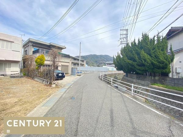 海南市下津町梅田の売地の前面道路含む現地写真|交通量の少ない閑静な住宅街