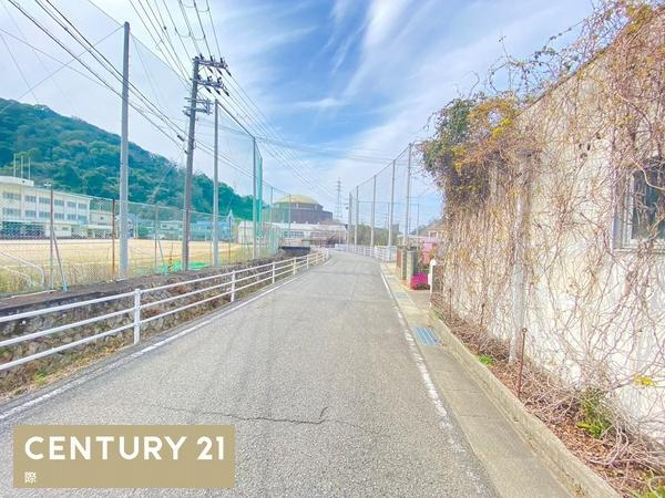 海南市下津町梅田の売地の前面道路含む現地写真|下津小学校は約275m（徒歩約3分）、下津第一中学校は約323m（徒歩約4分）