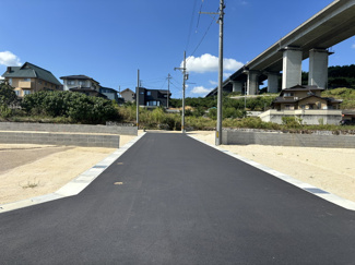 【前面道路含む現地写真】 | 土地　サントピア玉島八島　全23区画 | 8号地北側前面道路。幅員6ｍ