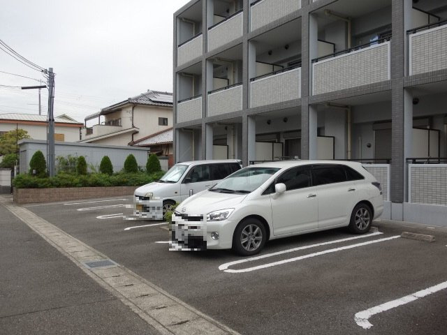 ラ・ロゼベールⅡの駐車場