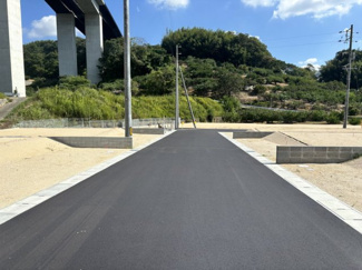 【前面道路含む現地写真】 | 土地　サントピア玉島八島　全23区画 | 11号地北側前面道路。幅員6ｍ