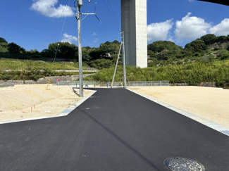 【前面道路含む現地写真】 | 土地　サントピア玉島八島　全23区画 | 11号地東側前面道路。幅員6ｍ