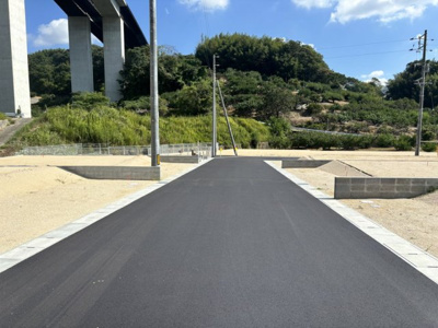 【前面道路含む現地写真】 | 土地　サントピア玉島八島　全23区画 | 13号地北側前面道路。幅員6ｍ