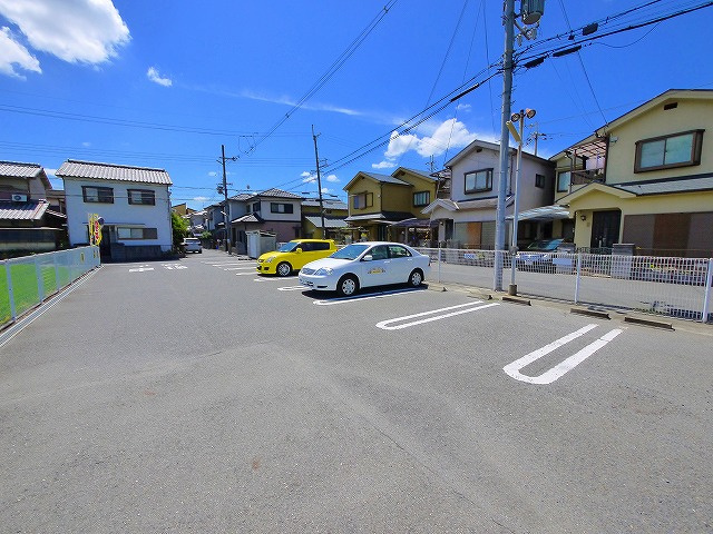 グランドハイツ岡田の駐車場|車をお持ちの方に嬉しい駐車場付きの物件です