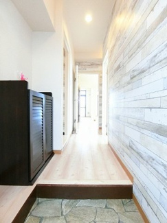 【展望】 | ※参考写真※玄関から室内への景観です！右手に洋室4.5帖のお部屋、左手に洗面所・トイレ・バスルームがあります☆