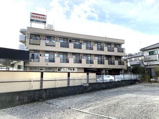 【外観】 | コンビニやスーパーが近くて便利な立地の3階建てマンション☆最寄りのバス停まで徒歩1分！雨の日の通勤やお出かけもバス利用でスムーズです♪