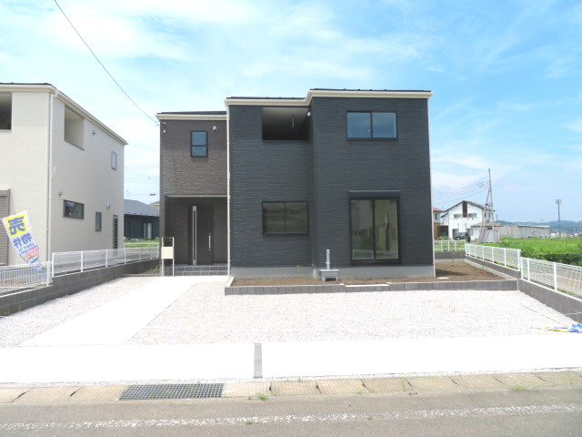 第1吉井矢田（全3棟）3号棟の外観|隣地との距離も保ちながらも綺麗な街並みに溶け込みました！ 駐車スペースやお庭も十分に確保しています！