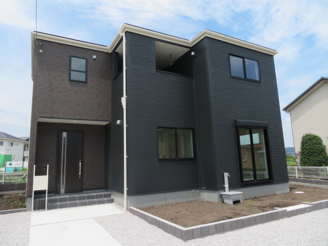 第1吉井矢田（全3棟）3号棟の外観|ナチュラルで飽きの来ないデザインは流行に左右されない家の形です。外構も綺麗に仕上がっています(^▽^)/
