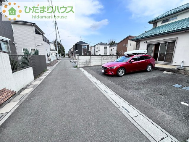 上尾市日の出3丁目　中古一戸建ての前面道路含む現地写真