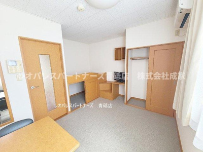 【居間・リビング】 | レオパレス城山 | 2階はカーペットです。