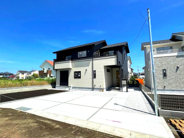 藤岡市下栗須（全11棟）7号棟の外観|ナチュラルで飽きの来ないデザインは流行に左右されない家の形です。外構も綺麗に仕上がっています(^▽^)/
