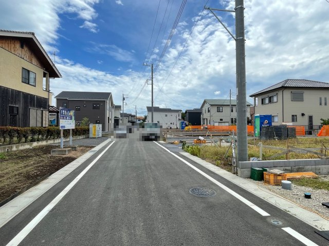 藤岡市下栗須（全11棟）8号棟の前面道路含む現地写真