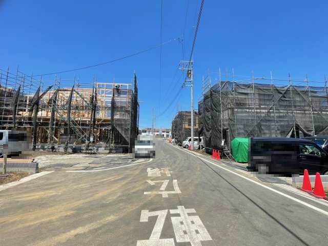 藤岡市下栗須（全11棟）8号棟の前面道路含む現地写真