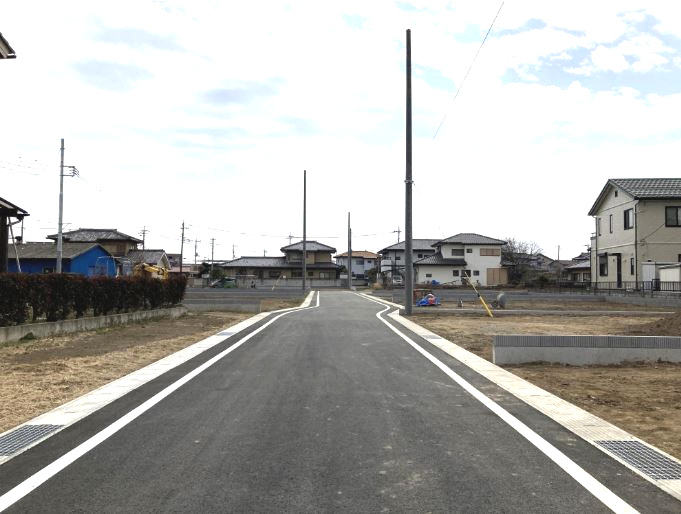 藤岡市下栗須（全11棟）8号棟の前面道路含む現地写真