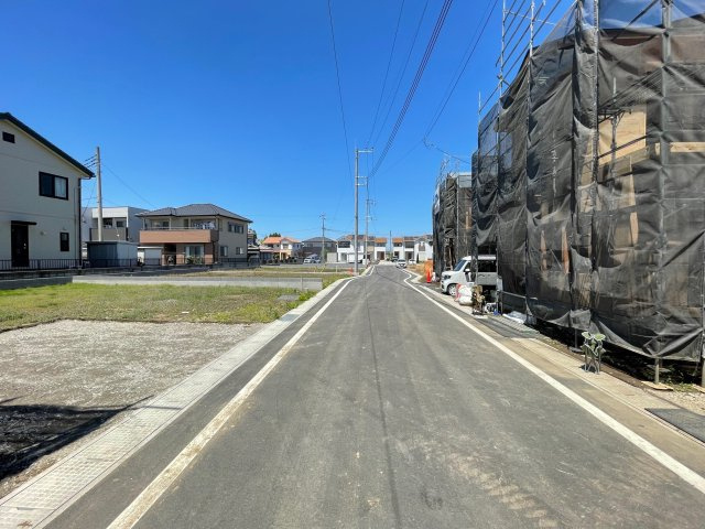 藤岡市下栗須（全11棟）8号棟の前面道路含む現地写真