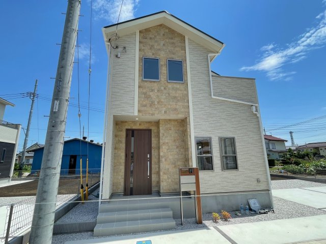 藤岡市下栗須（全11棟）9号棟の外観|隣地との距離も保ちながらも綺麗な街並みに溶け込みました！ 駐車スペースやお庭も十分に確保しています！