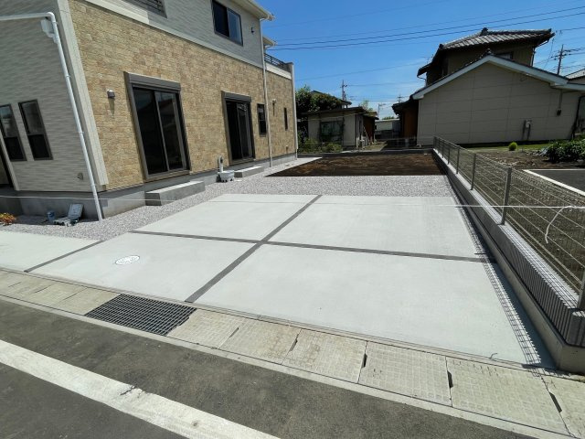 藤岡市下栗須（全11棟）9号棟の駐車場|美しい街並みの分譲地です。車の出し入れもラクラクなカースペース及び広々な前面道路です。 車の運転が苦手な奥様もこれなら安心です(^▽^)/