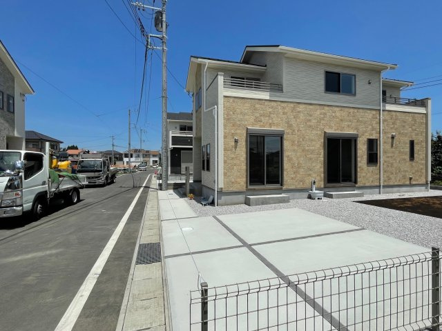 藤岡市下栗須（全11棟）9号棟の前面道路含む現地写真|美しい街並みの分譲地です。車の出し入れもラクラクなカースペース及び広々な前面道路です。 車の運転が苦手な奥様もこれなら安心です(^▽^)/