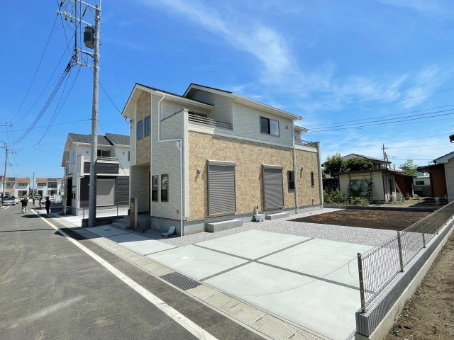 藤岡市下栗須（全11棟）9号棟の外観|隣地との距離も保ちながらも綺麗な街並みに溶け込みました！ 駐車スペースやお庭も十分に確保しています！