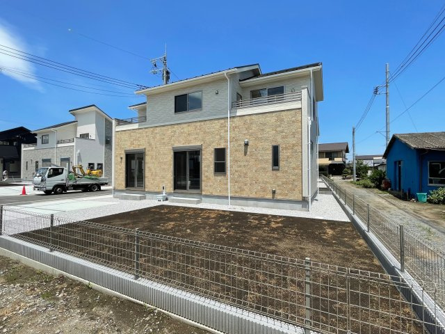 藤岡市下栗須（全11棟）9号棟の外観|隣地との距離も保ちながらも綺麗な街並みに溶け込みました！ 駐車スペースやお庭も十分に確保しています！