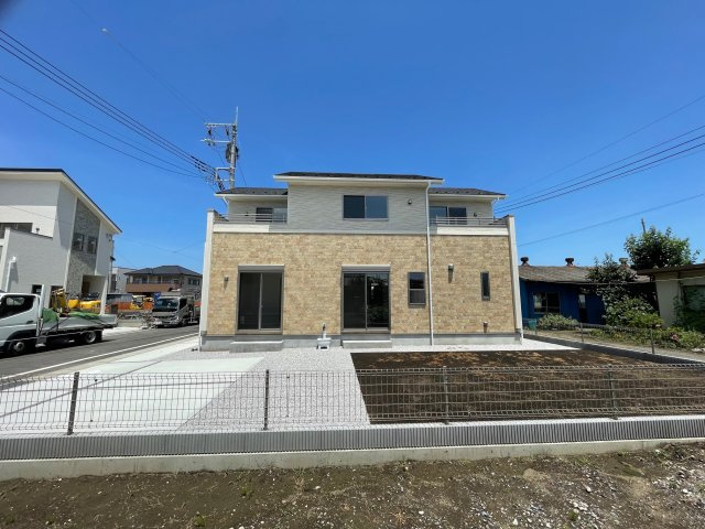 藤岡市下栗須（全11棟）9号棟の外観|隣地との距離も保ちながらも綺麗な街並みに溶け込みました！ 駐車スペースやお庭も十分に確保しています！