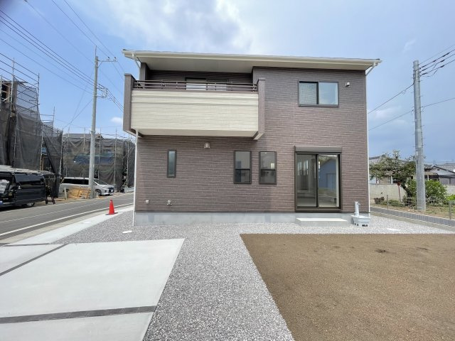 藤岡市下栗須（全11棟）11号棟の外観|隣地との距離も保ちながらも綺麗な街並みに溶け込みました！
駐車スペースやお庭も十分に確保しています！