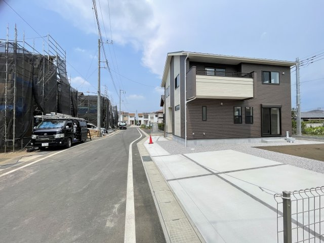藤岡市下栗須（全11棟）11号棟の前面道路含む現地写真