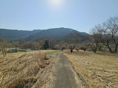 【外観】 | 緑区鳥屋売地 | 人が暮らすうえで日光は大切な要素となります。日当たりの良さは譲れないポイントですね。併せて近くに大きな建築物の建築予定がないか、あるいはそれが可能な土地が近くにないか事前に確認することもお勧めします。