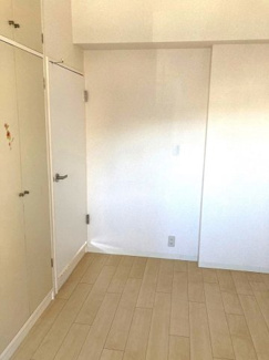 【展望】 | 玄関から入って左側にある洋室のお部屋にも押入れがあります♪お部屋がすっきり片付いて快適に！