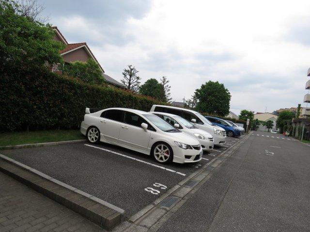 リバーサイド壱番街二号棟の駐車場