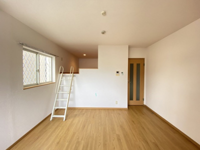 【居間・リビング】 | コンフォートベネフィス周船寺 | 別号室の写真になります。現況優先。