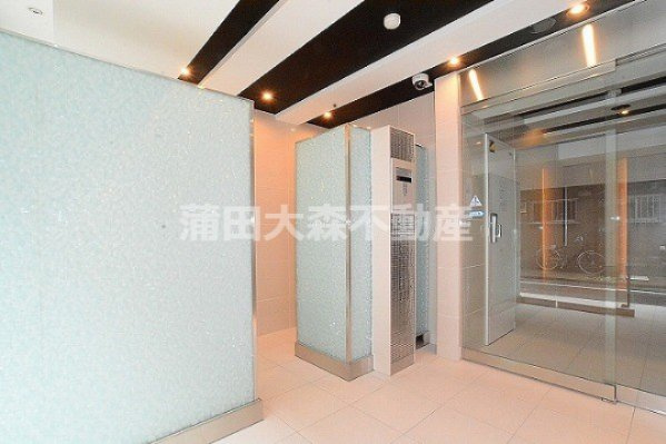 ステージファースト大森アジールコートのエントランス|防犯カメラTVモニター付オートロック宅配BOXメールBOX管理人室　エントランス