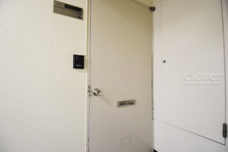 【その他共用部分】 | 皆様をお迎えする、お部屋の玄関ドア。開けやすさや開放角度、ドアノブの操作しやすさや鍵の形状などを、現地で一度ご確認ください。～即日のご見学可能～　お問合せはお気軽にどうぞ。
