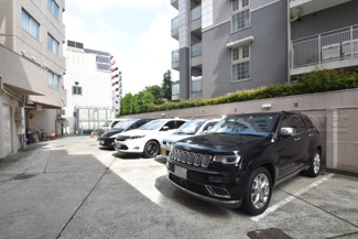 【駐車場】 | マンションの駐車場スペース。空きの有無や駐車料金、サイズ規定などについては、改めてお問い合わせください。～即日のご見学可能～　お問合せはお気軽にどうぞ。