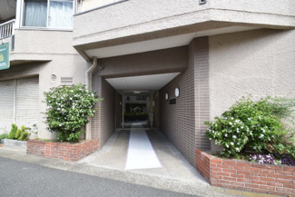 【エントランス】 | マンションの正面エントランス。出入りする人間を癒してくれるマンション入り口であり、その建物の「顔」でもあります。～即日のご見学可能～　お問合せはお気軽にどうぞ。