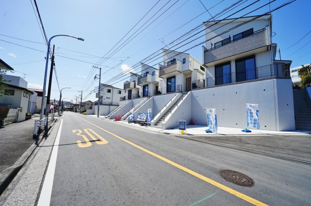 【横浜市旭区金が谷701全７棟新築戸建て１号棟】★仲介手数料無料★（中沢小学校・旭中学校）の前面道路含む現地写真