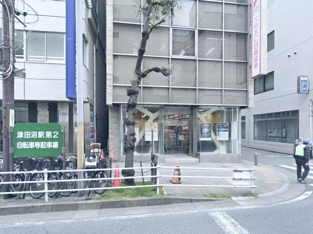 興松ビルのエントランス