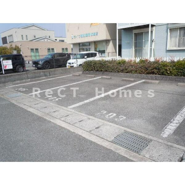 ファミール蓼野の駐車場