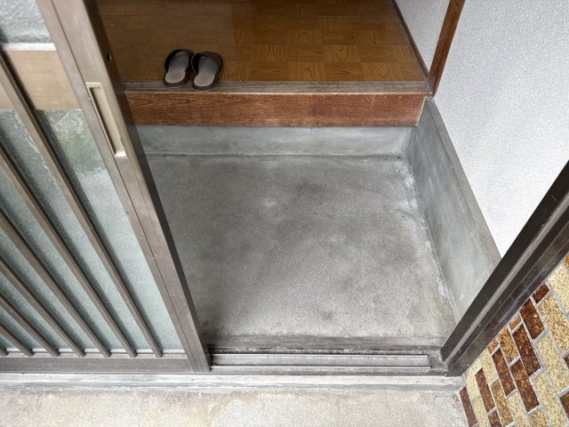 東今宿山名貸家の玄関
